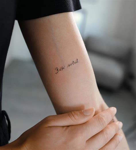 tatuajes de letras con fondo|letras para tatuajes de mujer.